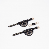 Черные кожаные наручники с клепками, кольцами и золотистой фурнитурой - Crazy Handmade - купить с доставкой в Новокузнецке Черные кожаные наручники с клепками, кольцами и золотистой фурнитурой - Crazy Handmade - купить с доставкой в Новокузнецке